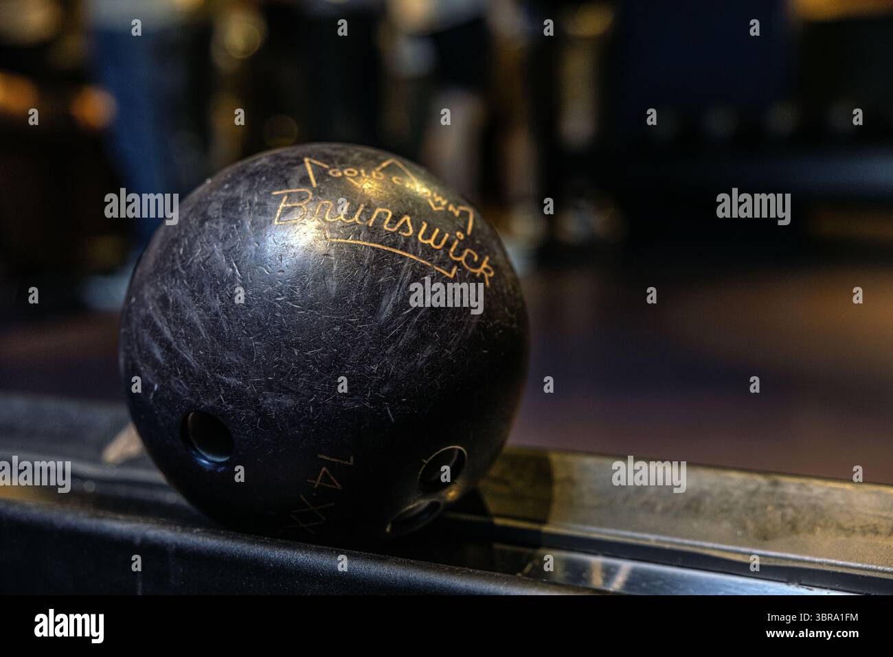 Boule de bowling prête à jouer au bowling Banque D'Images