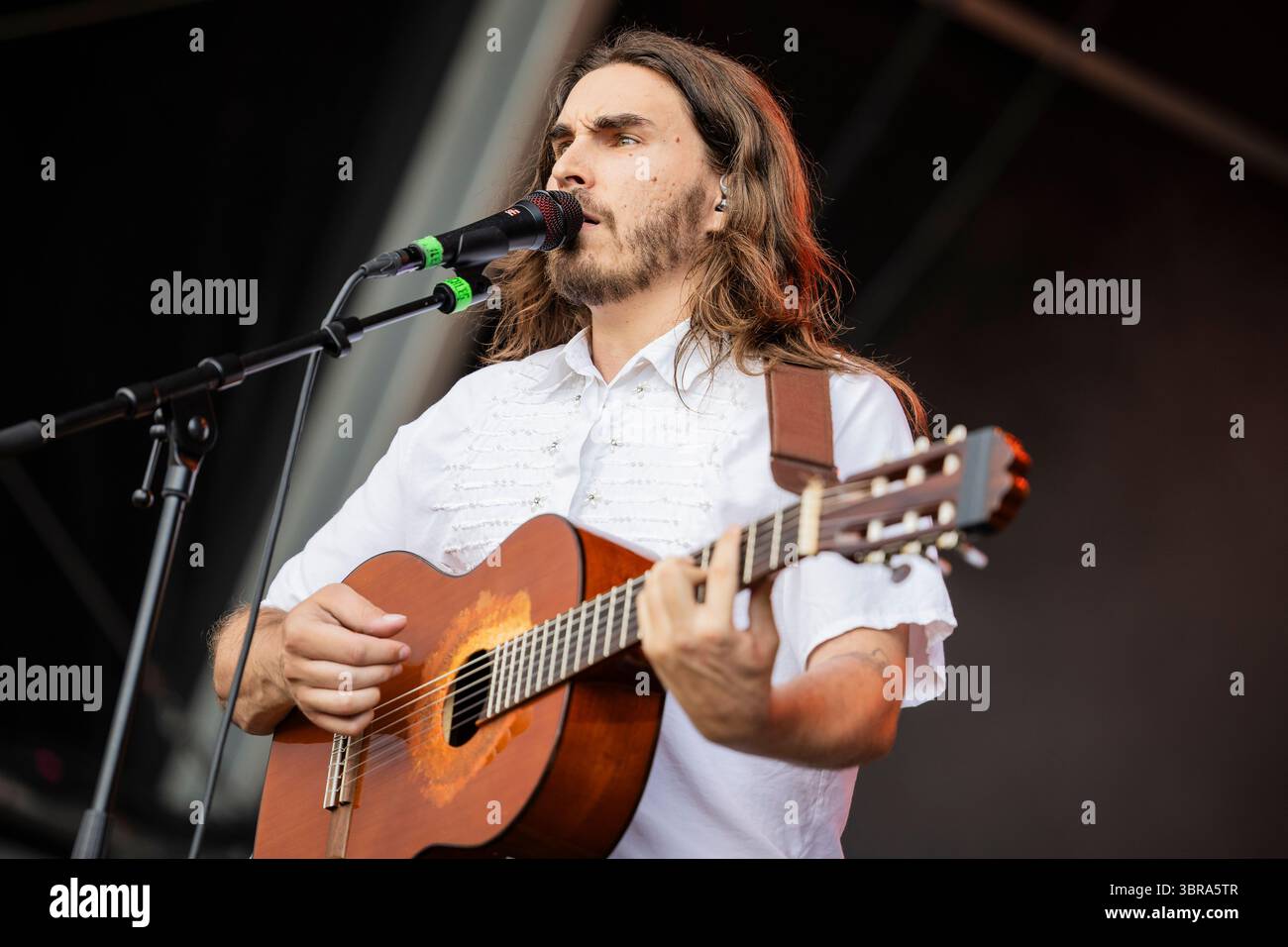 Vilanova i la Geltrú, Espagne. 2025.07.03. Le chanteur Carlos Ares se produit sur scène au Festival Vida le 03 juillet 2025 à Vilanova i la Geltrú, Espagne. Banque D'Images