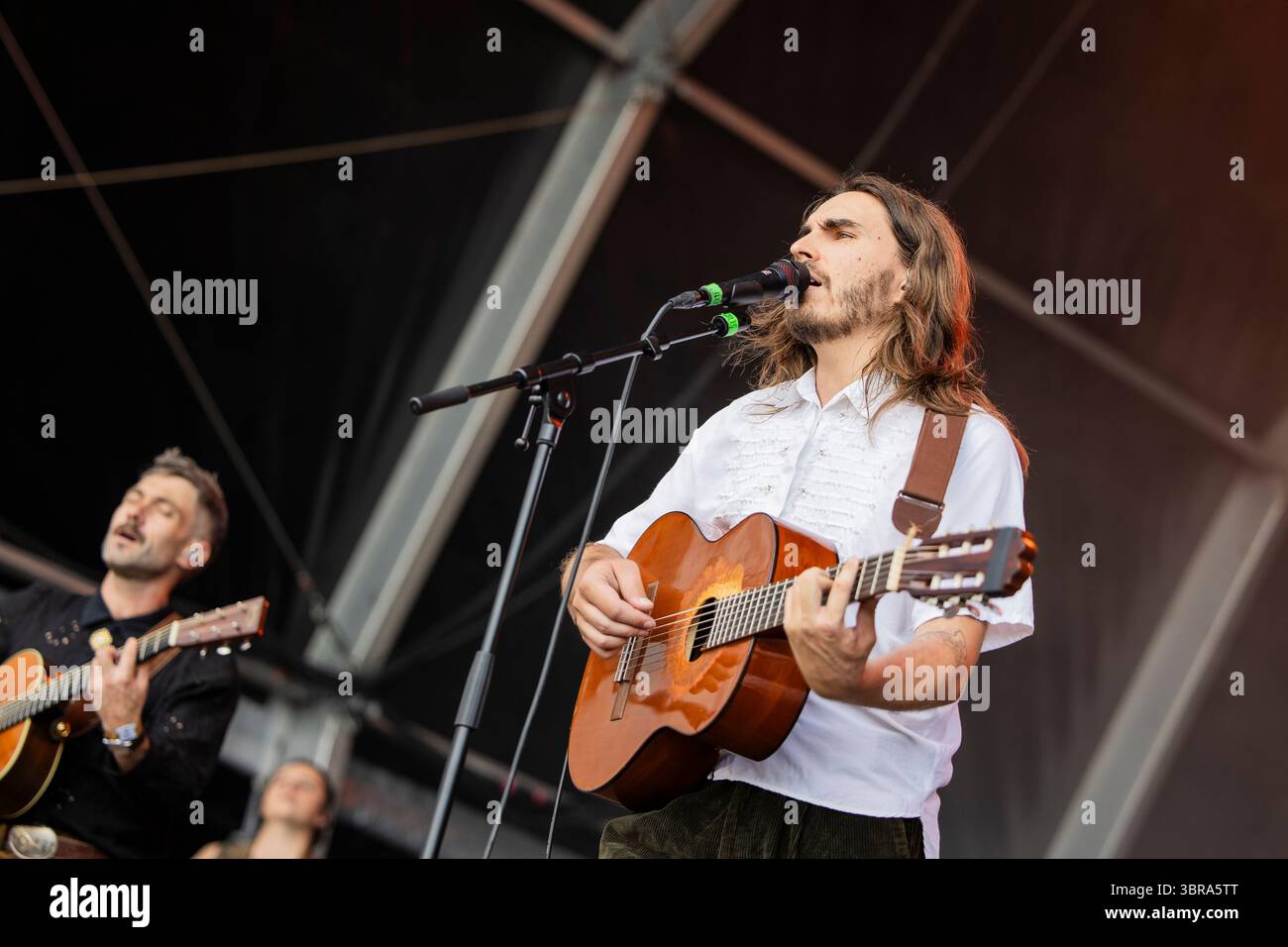 Vilanova i la Geltrú, Espagne. 2025.07.03. Le chanteur Carlos Ares se produit sur scène au Festival Vida le 03 juillet 2025 à Vilanova i la Geltrú, Espagne. Banque D'Images