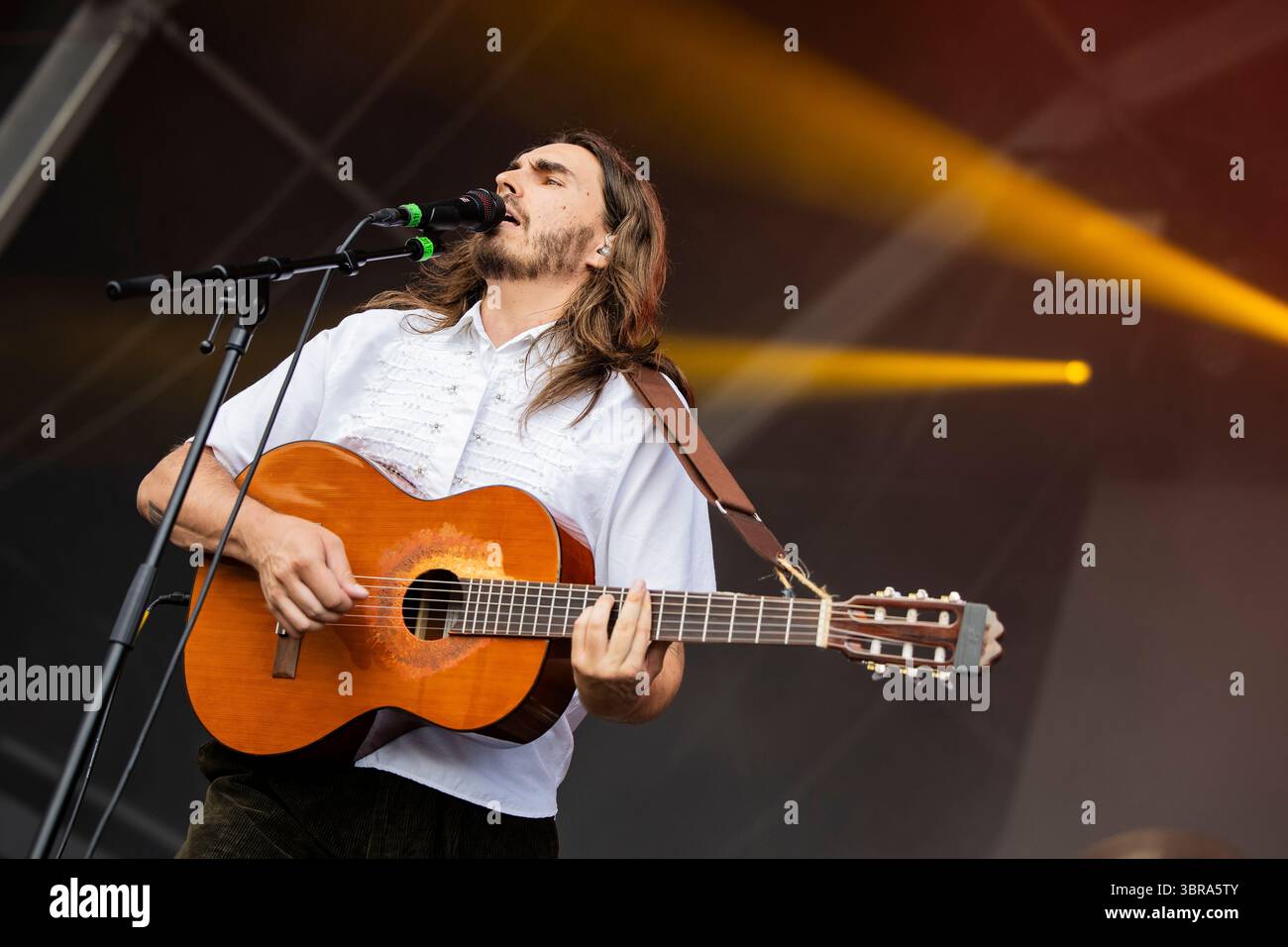 Vilanova i la Geltrú, Espagne. 2025.07.03. Le chanteur Carlos Ares se produit sur scène au Festival Vida le 03 juillet 2025 à Vilanova i la Geltrú, Espagne. Banque D'Images