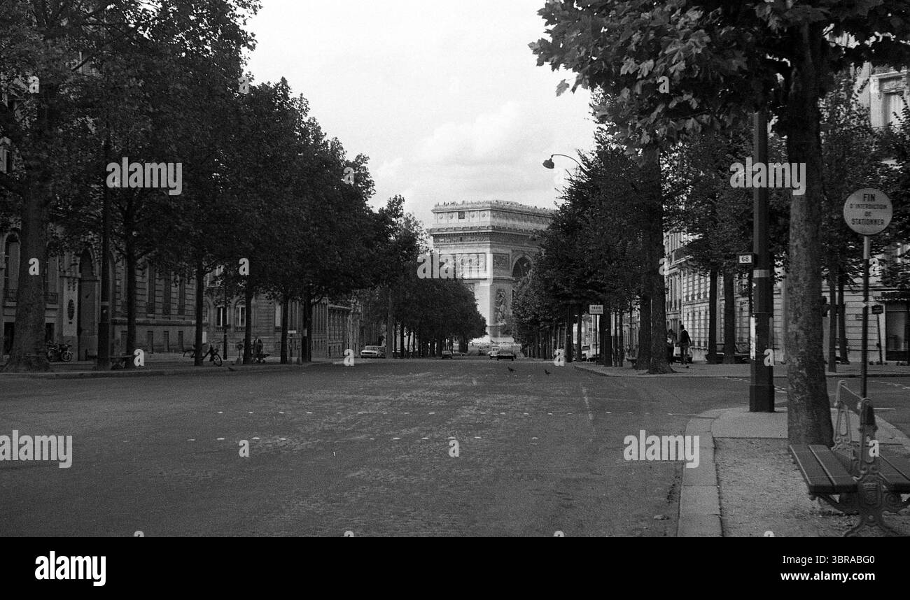 Paris, France - 1974 : vue de l'Arc de Triomphe depuis l'avenue Mac-Mahon Banque D'Images