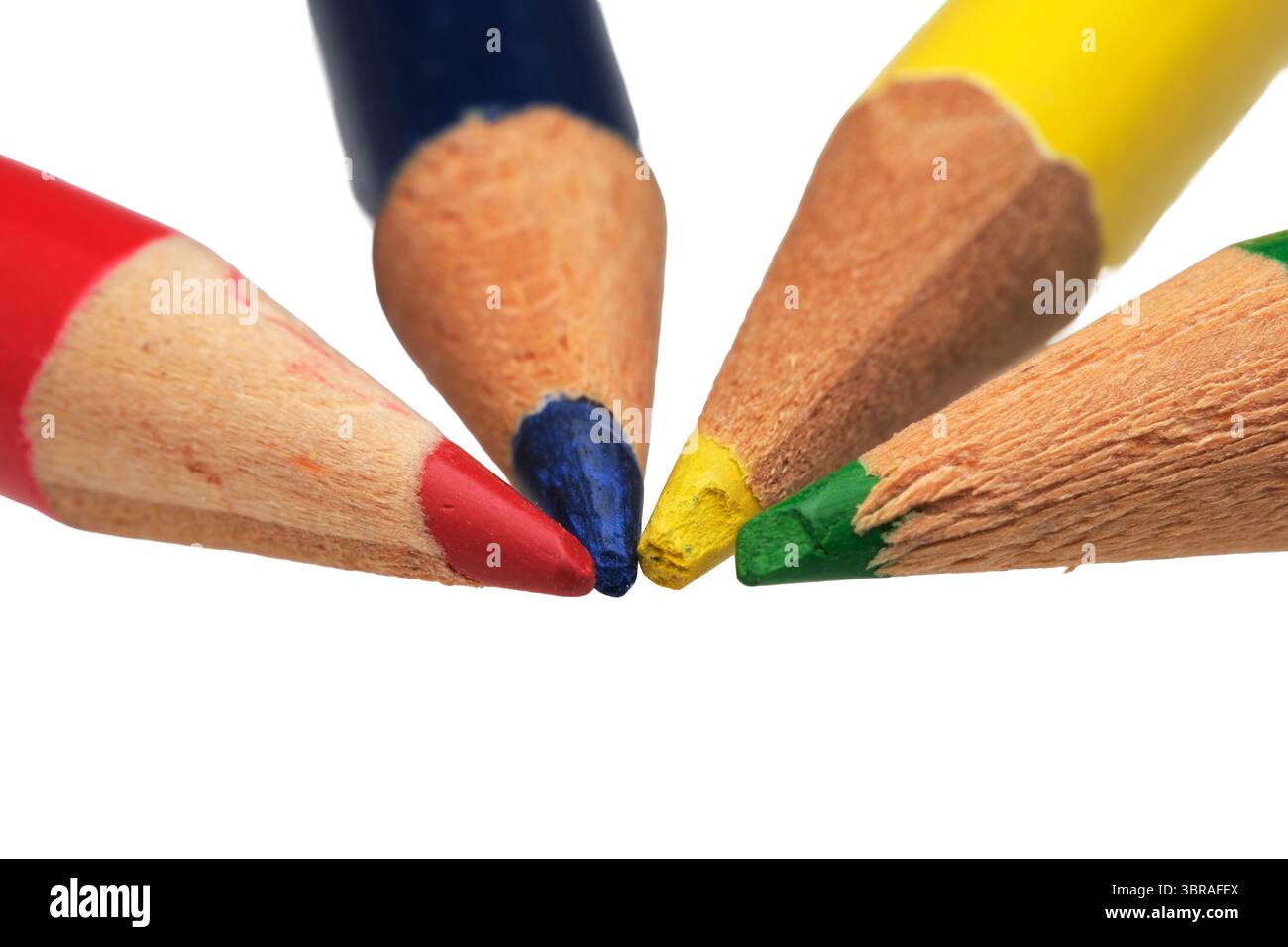Quatre crayons colorés dans un cercle affichent leurs teintes vibrantes. Banque D'Images