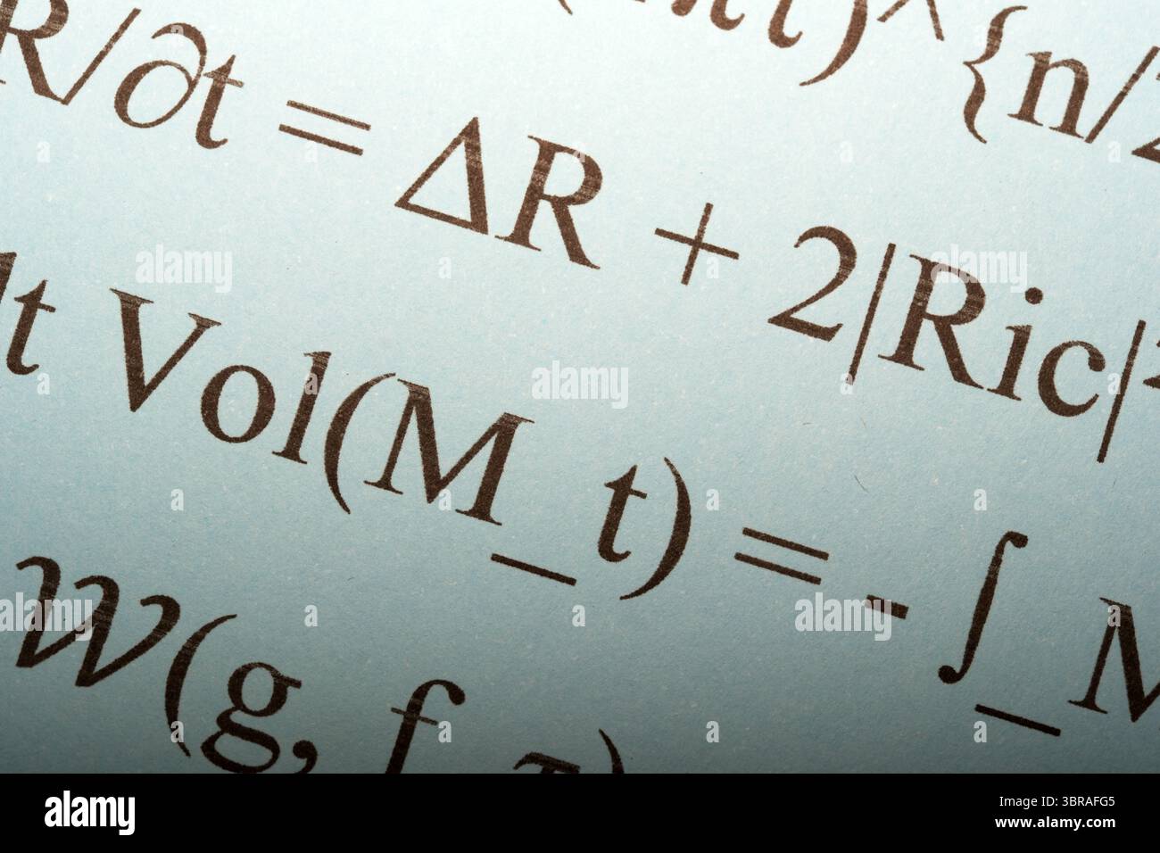 Les équations complexes illustrent des concepts avancés en physique théorique. Banque D'Images