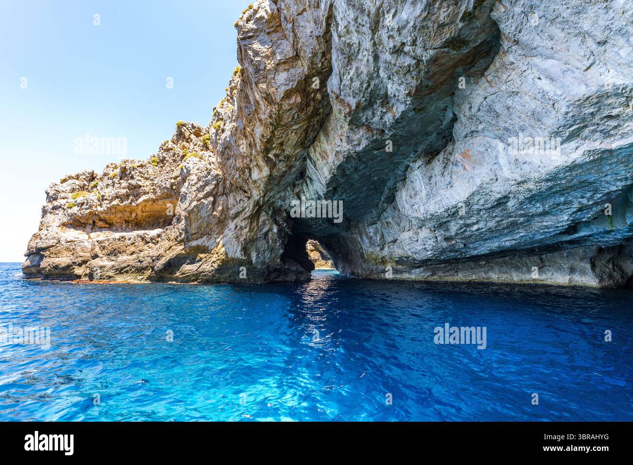 Excursion en bateau explorant les grottes marines de Marettimo, Italie. Banque D'Images