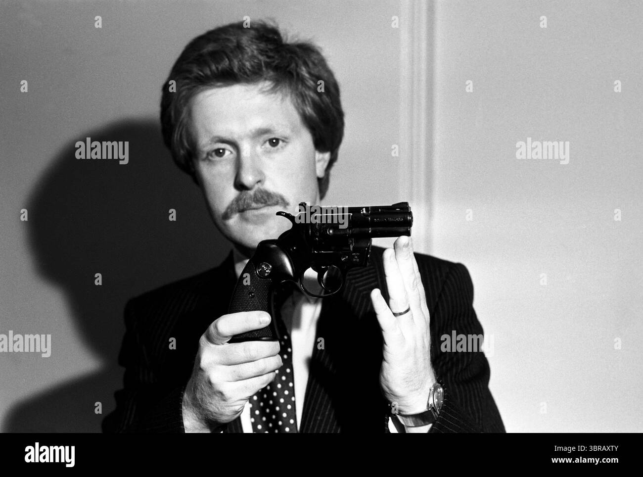 Photo du dossier datée du 14/09/81 de l'inspecteur-détective Ian Blair avec le « pistolet de départ » utilisé par Marcus Sarjeant pour tirer des coups de feu à blanc sur la reine lors de la cérémonie du Trooping of the Colour. Ian Blair, ancien commissaire de la police métropolitaine, est décédé à l'âge de 72 ans, a déclaré Christ Church, Oxford. Dans un billet désormais supprimé sur les réseaux sociaux, le collège, dont Lord Blair était un ancien étudiant, a déclaré : « la communauté Christ Church aimerait offrir ses condoléances à la famille de Ian Blair, Lord Blair de Boughton QPM, décédé à l'âge de 72 ans. Lord Blair, ancien élève et honoraire St. Banque D'Images