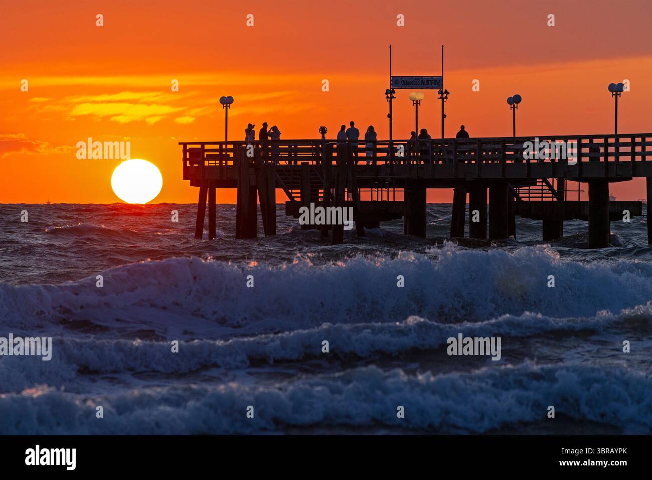 Coucher de soleil, jetée, vagues, houle, Wustrow, Fischland, Mecklembourg-Poméranie occidentale, Allemagne Banque D'Images