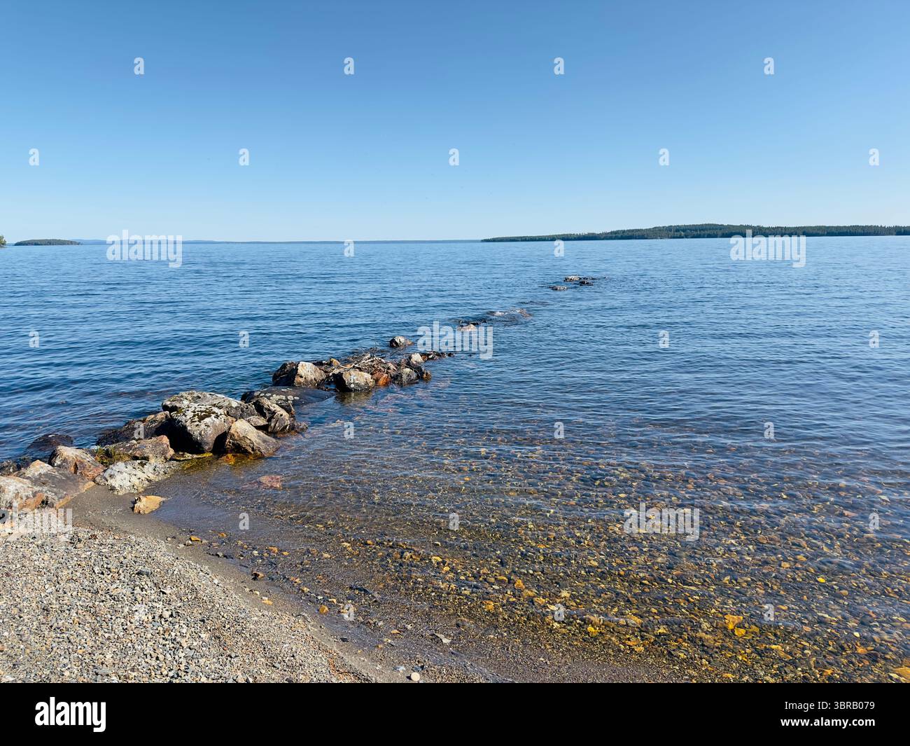 Vue panoramique sur un lac avec un sentier de pierre menant à l'eau. Banque D'Images