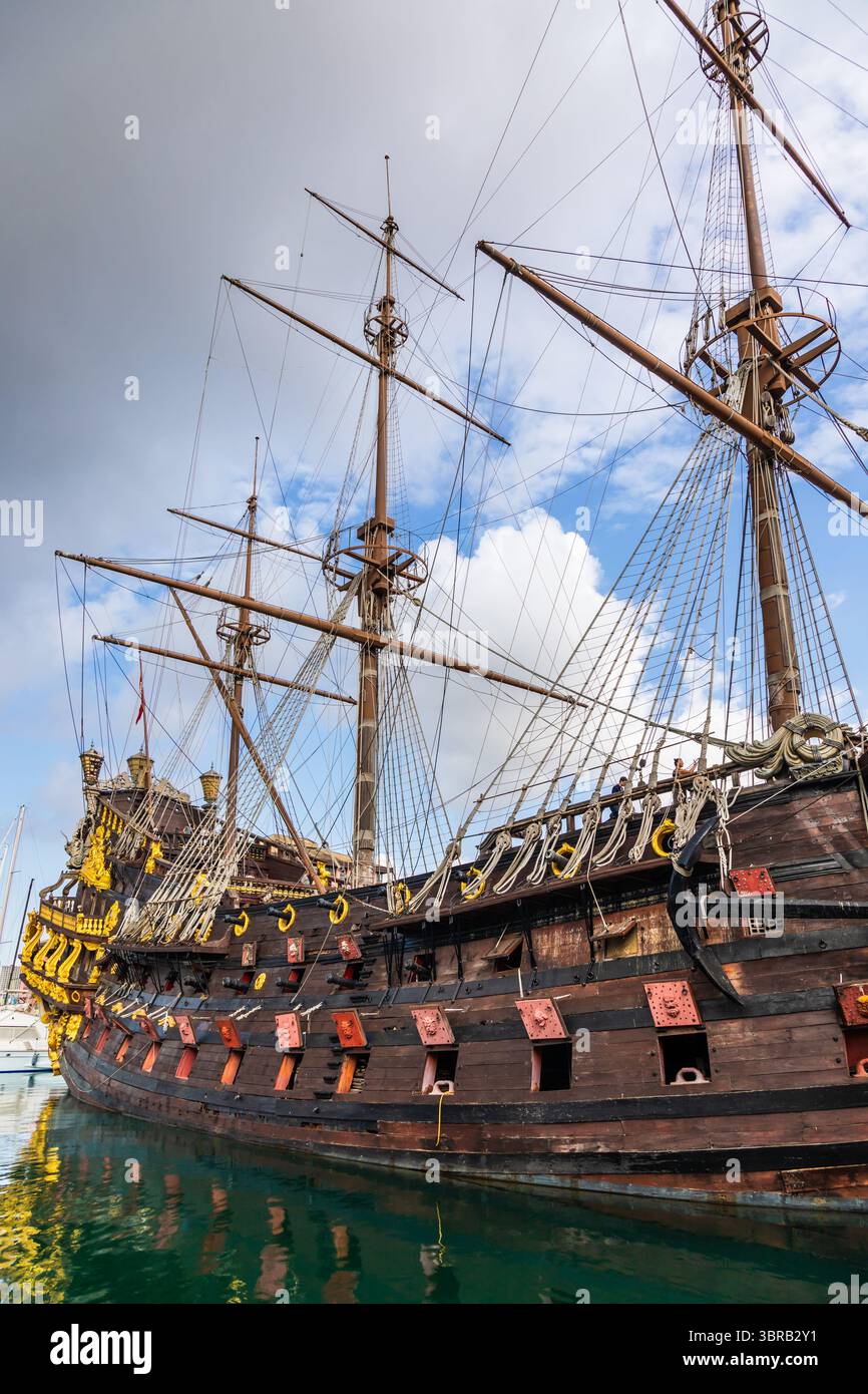 Gênes, Italie - 17 août 2024 : détail du galion de Neptune dans le port de Gênes. Le navire a été construit en 1985 pour Roman Polanski film Pirates, réplique de A. Banque D'Images