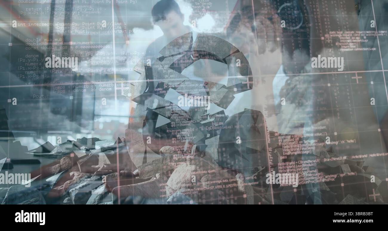 Enquête sur quatre chercheurs analysant des fragments de roche à table de conférence, avec superposition de données Banque D'Images