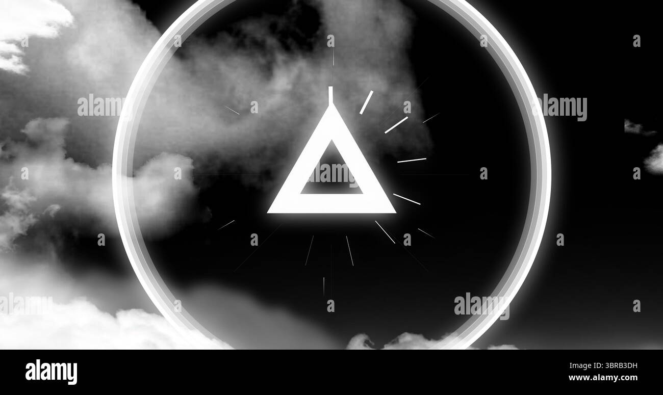 Triangle équilatéral flottant projetant une lueur au milieu de nuages tourbillonnants, avec halo rayonnant des rayons lumineux Banque D'Images