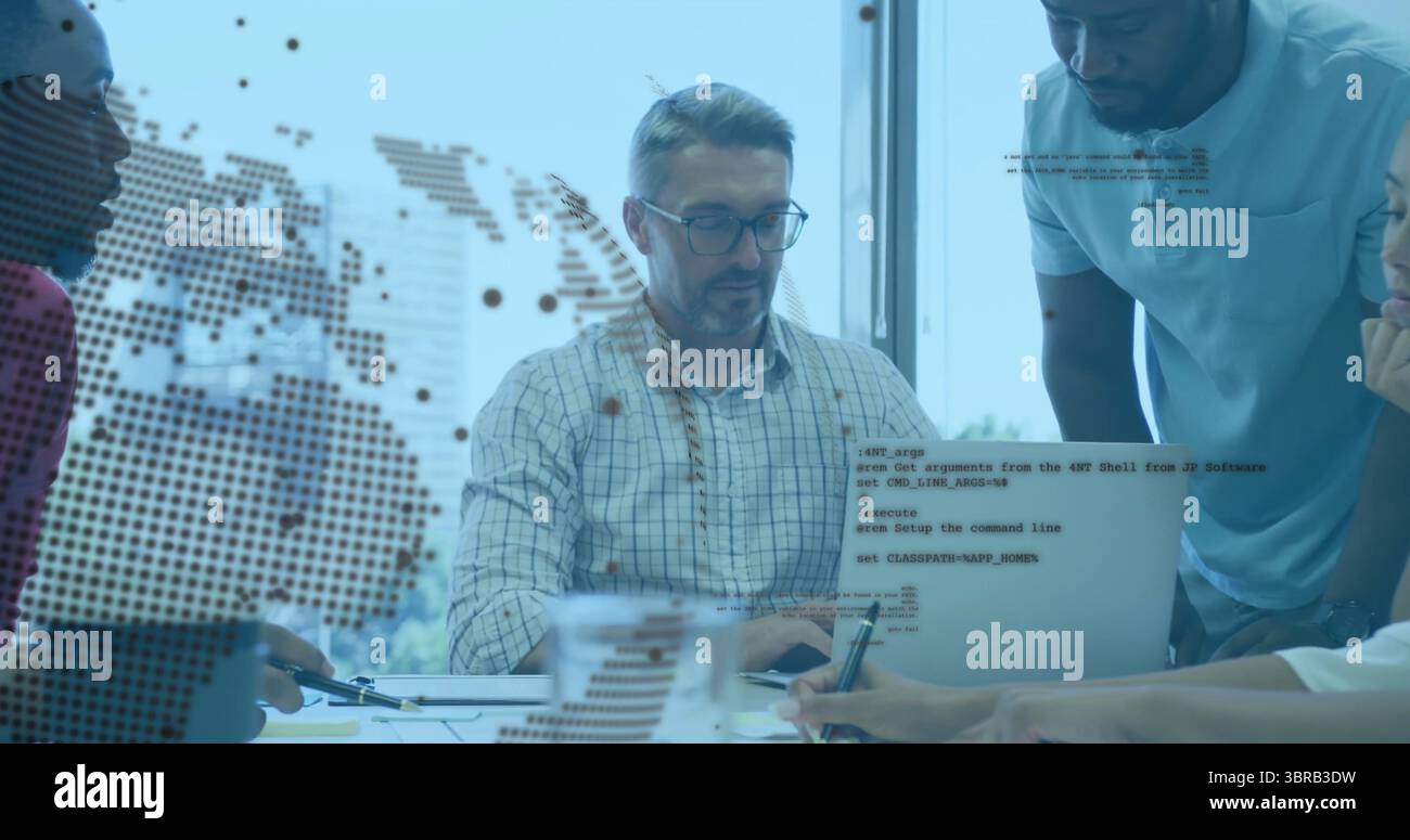 Collaboration équipe dactylographiant et écrivant des cahiers au bureau, avec ordinateur portable et superposition de code de carte du monde Banque D'Images