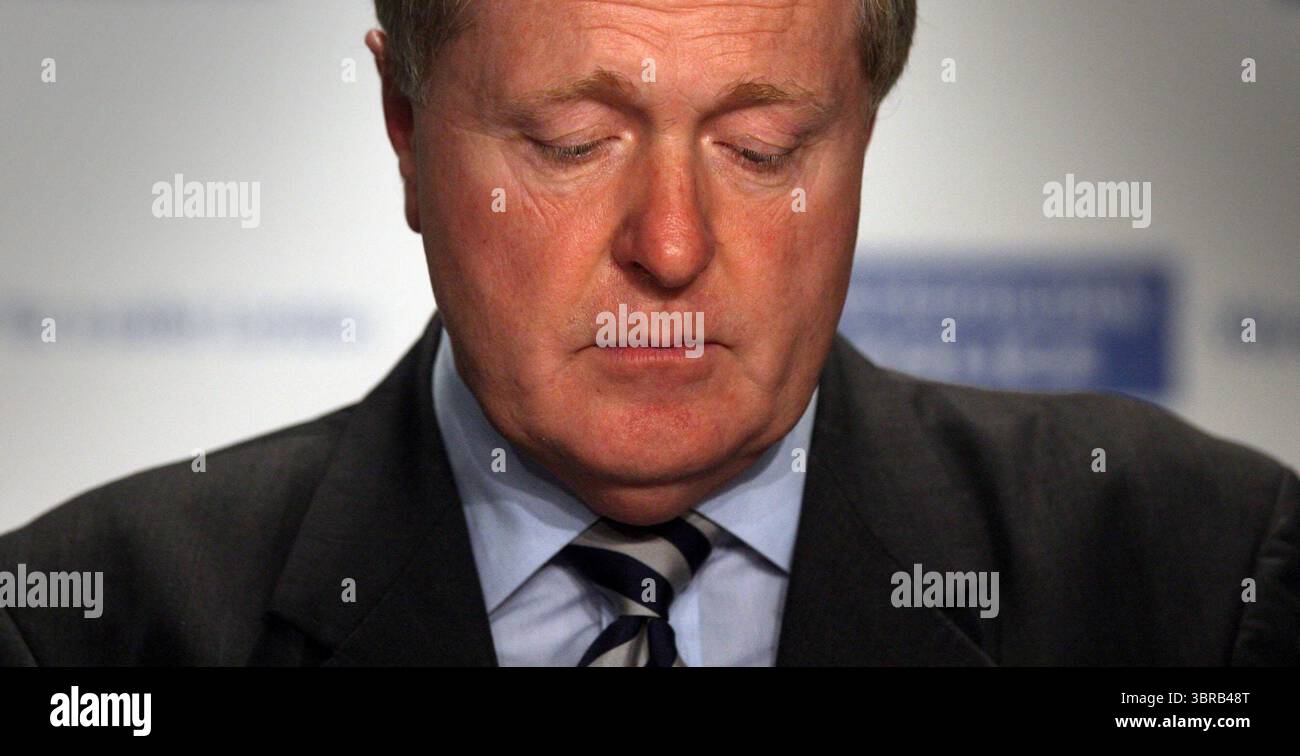 Dossier photo datée du 02/10/08 du commissaire de police métropolitaine Sir Ian Blair lors d'une conférence de presse à New Scotland Yard, Londres, où il a annoncé sa démission. Lord Blair, ancien commissaire de la police métropolitaine, qui était responsable de la force lors des attentats du 7 juillet, est décédé à l'âge de 72 ans. Ian Blair, qui a dirigé la force de 2005 à 2008, a pris un siège en tant que pair crossbencher en 2010 lorsqu'il est devenu Lord Blair de Boughton. Il avait été fait chevalier en 1999. Date d'émission : vendredi 11 juillet 2025. Banque D'Images