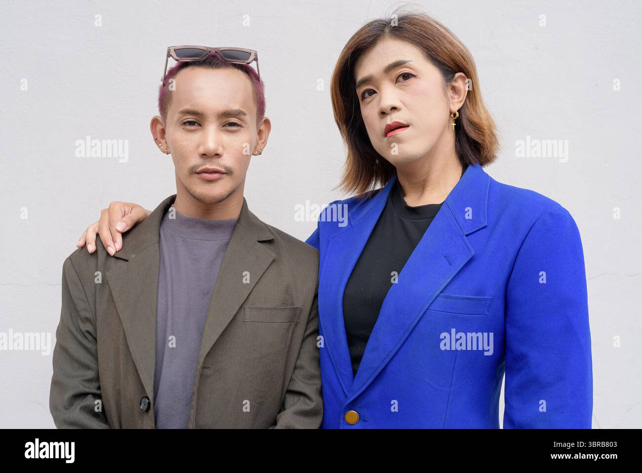 Couple d'équipe d'affaires asiatique inclusif de genre sur fond blanc Banque D'Images Couple d'équipe d'affaires asiatique inclusif de genre sur fond blanc Banque D'Images