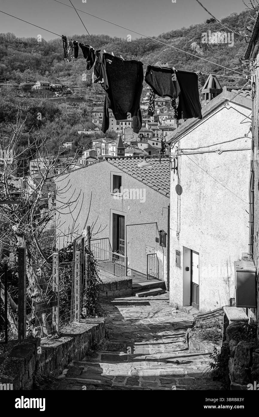Le sentier de montagne qui mène au sommet des Dolomites Lucaniennes à Castelmezzano Banque D'Images