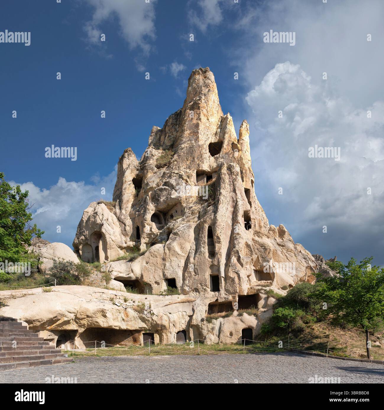 Sculpté, imposant, formation rocheuse naturelle, révélant des habitations et des fenêtres de grotte, caractéristique des paysages uniques de cheminées de fées trouvés en Cappadoce, Turquie, situé à Goreme Banque D'Images