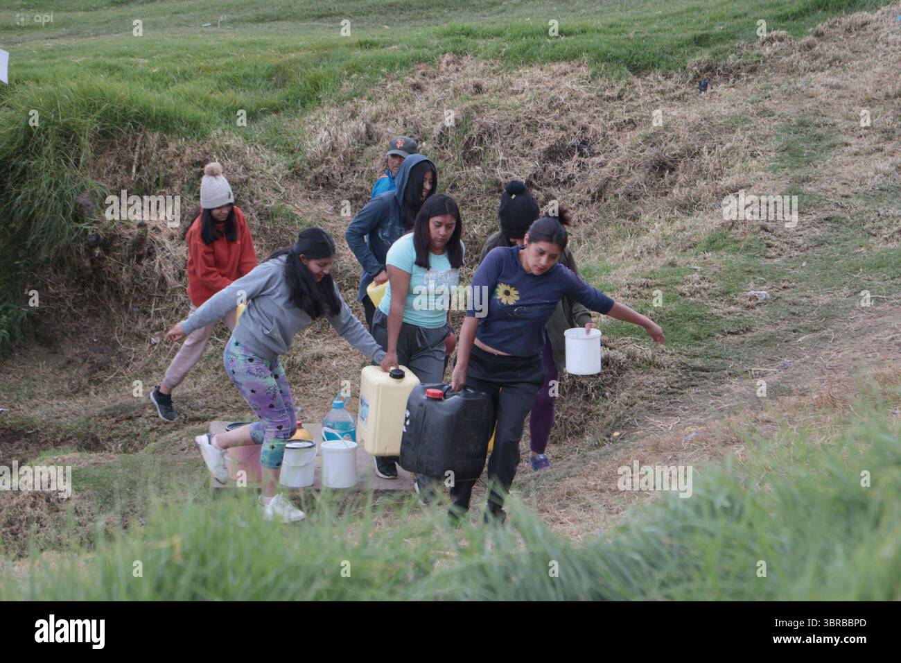 INCAPACITÉ D'APPROVISIONNEMENT EN EAU AU SUD DE QUITO 11 juillet 2025 habitants du quartier de San Martin, un des secteurs touchés au Sud de Quito par la pénurie de liquide vital après que les canalisations ont été touchées par une inondation dans le secteur de la mica QUITO PICHINCHA QUITO soi DESABASTECIMIENTODEAGUASURDEQUITO 69930522c149508a785cf8daaba9a7c Copyright : xHENRYxLAPOx Banque D'Images