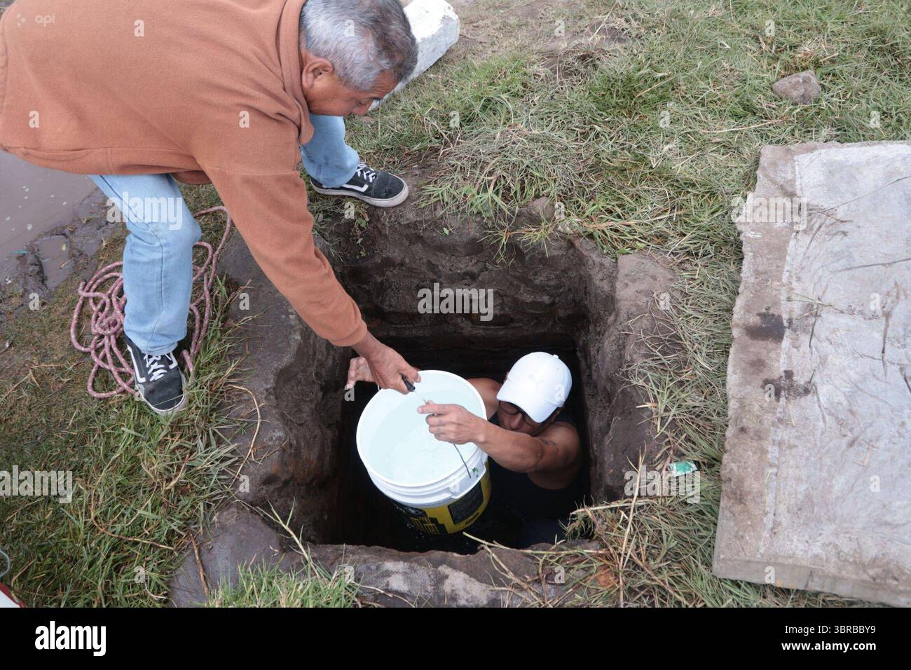 INCAPACITÉ D'APPROVISIONNEMENT EN EAU AU SUD DE QUITO 11 juillet 2025 habitants du quartier de San Martin, un des secteurs touchés au Sud de Quito par la pénurie de liquide vital après que les canalisations ont été touchées par une inondation dans le secteur de la mica QUITO PICHINCHA QUITO soi DESABASTECIMIENTODEAGUASURDEQUITO a679d629bb794b07d948f78434e8f9 Copyright : xLAPOx Banque D'Images