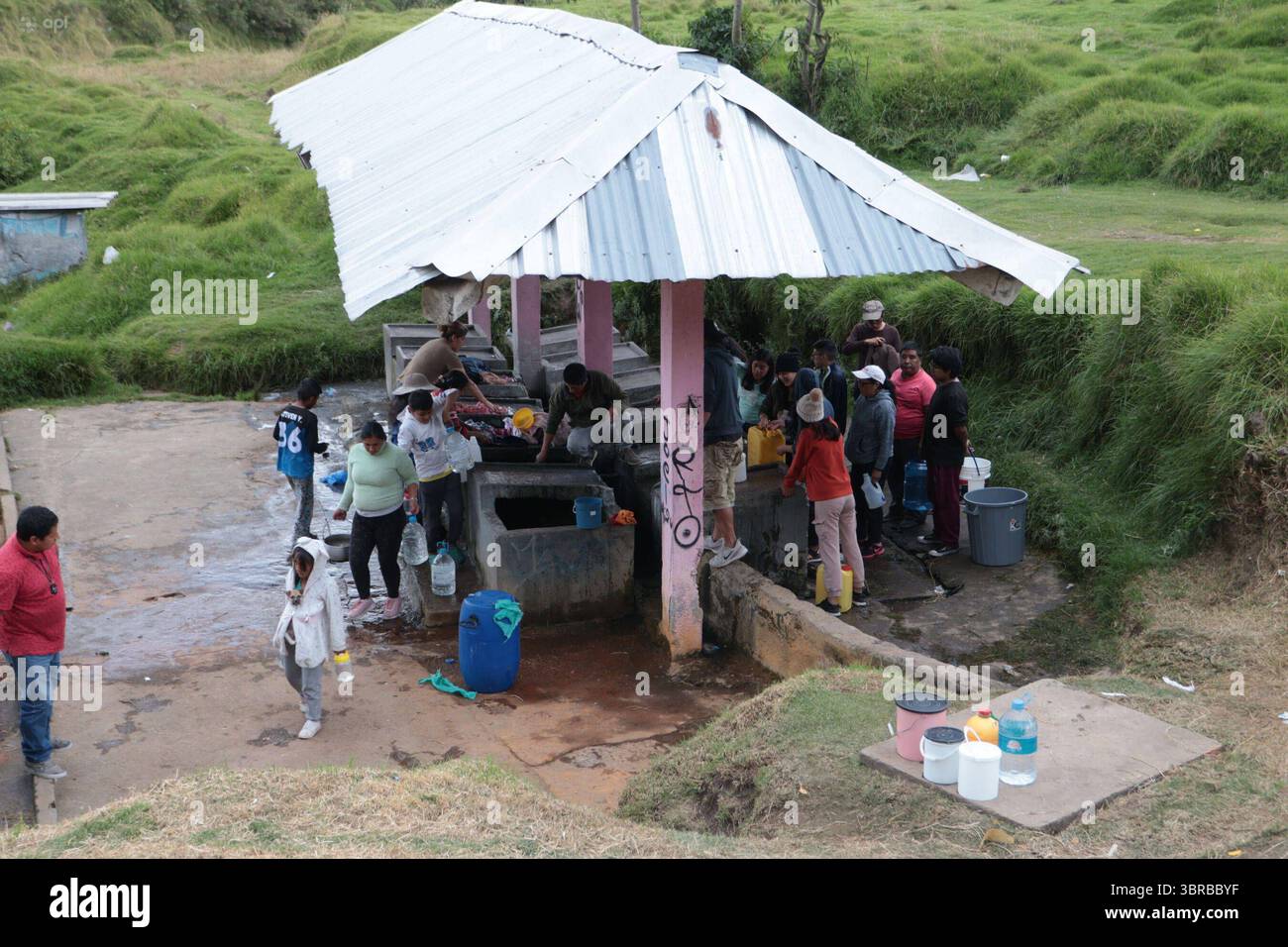 INCAPACITÉ D'APPROVISIONNEMENT EN EAU AU SUD DE QUITO 11 juillet 2025 habitants du quartier de San Martin, un des secteurs touchés au Sud de Quito par la pénurie de liquide vital après que les canalisations ont été touchées par une inondation dans le secteur de la mica QUITO PICHINCHA QUITO soi DESABASTECIMIENTODEAGUASURDEQUITO 217bd2a619c64b0dc7962365acdc5234 Copyright : xHENRYxLAPOx Banque D'Images