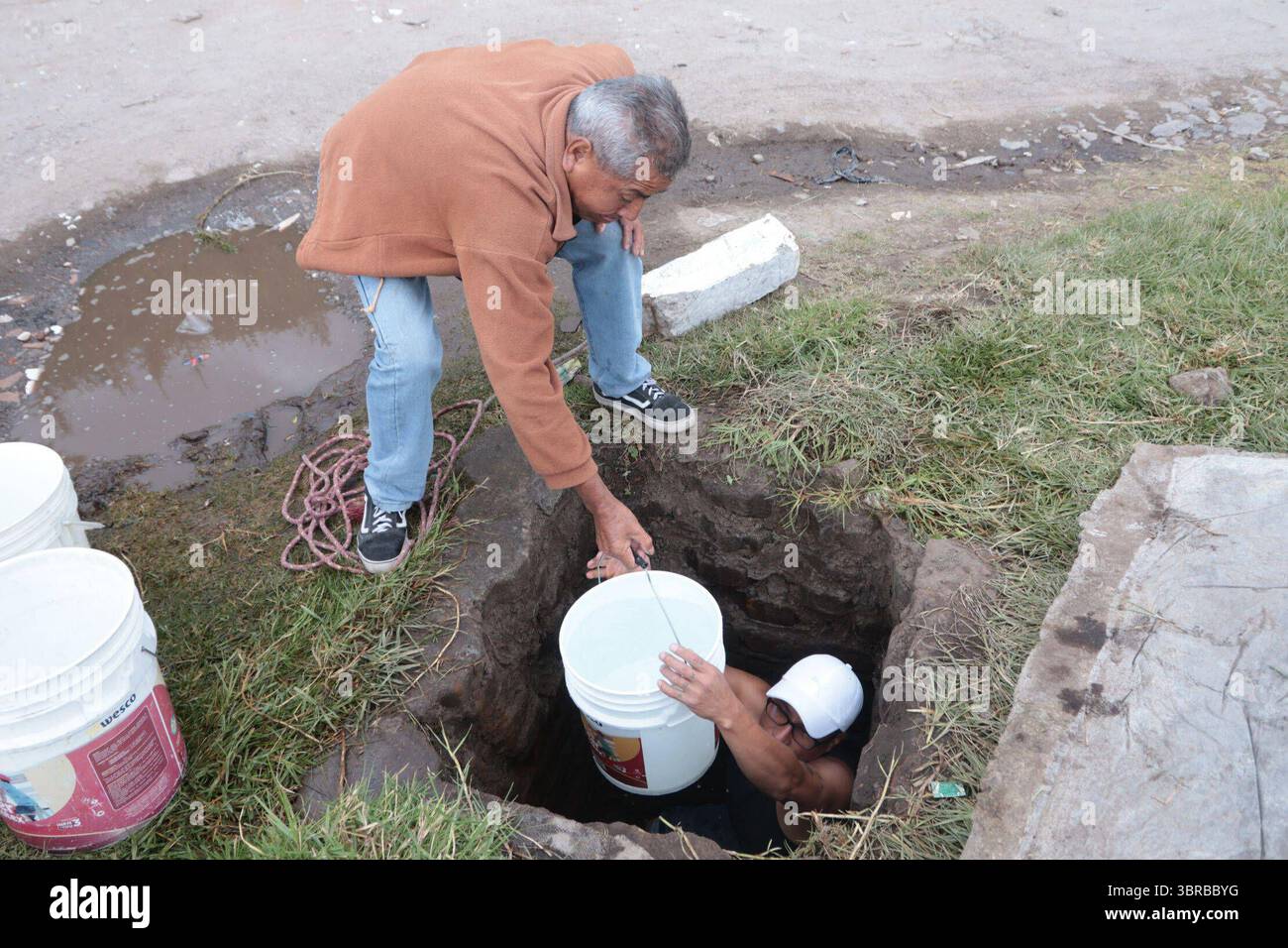 INCAPACITÉ D'APPROVISIONNEMENT EN EAU AU SUD DE QUITO 11 juillet 2025 habitants du quartier de San Martin, un des secteurs touchés au Sud de Quito par la pénurie de liquide vital après que les canalisations ont été touchées par les inondations dans le secteur de la mica QUITO PICHINCHA QUITO soi DESABASTECIMIENTODEAGUASURDEQUITO 1a19ec0791d5c46d74b18bf3bff423e45 Copyright : xHENRYxLAPOx Banque D'Images
