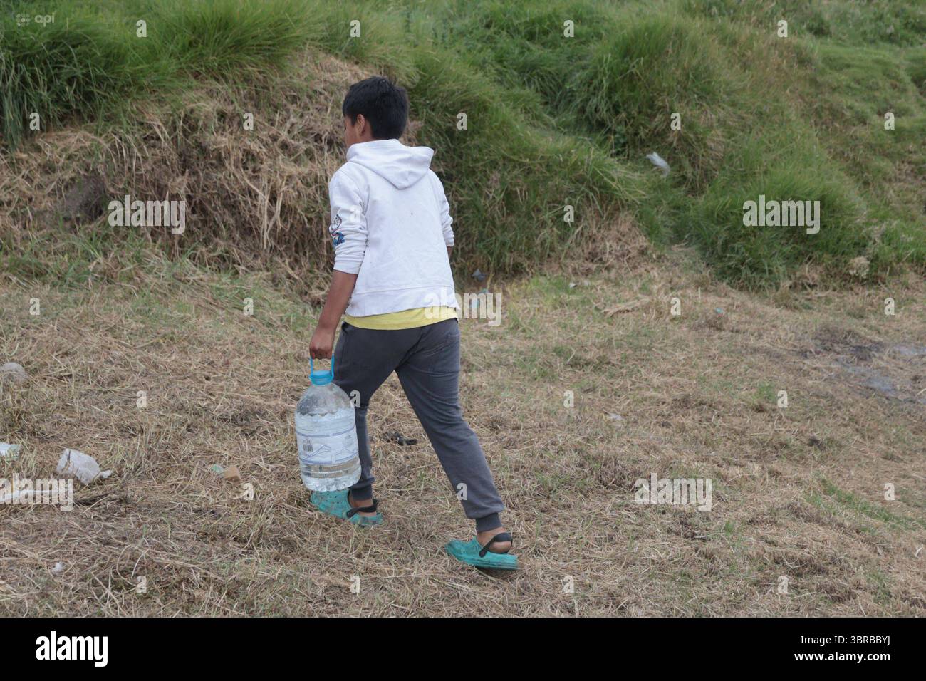 INCAPACITÉ D'APPROVISIONNEMENT EN EAU AU SUD DE QUITO 11 juillet 2025 habitants du quartier de San Martin, un des secteurs touchés au Sud de Quito par la pénurie de liquide vital après que les canalisations ont été touchées par une inondation dans le secteur de la mica QUITO PICHINCHA QUITO soi DESABASTECIMIENTODEAGUASURDEQUITO aca99267c28a963bfb43faa3c0352605 Copyright : xLAPOx Banque D'Images