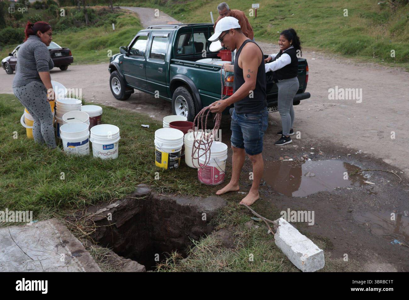 INCAPACITÉ D'APPROVISIONNEMENT EN EAU AU SUD DE QUITO 11 juillet 2025 habitants du quartier de San Martin, un des secteurs touchés au Sud de Quito par la pénurie de liquide vital après que les canalisations ont été touchées par une inondation dans le secteur de la mica QUITO PICHINCHA QUITO soi DESABASTECIMIENTODEAGUASURDEQUITO 5b0983992248f1a8cc5818e40da32d3e Copyright : xHENRYxLAPOx Banque D'Images