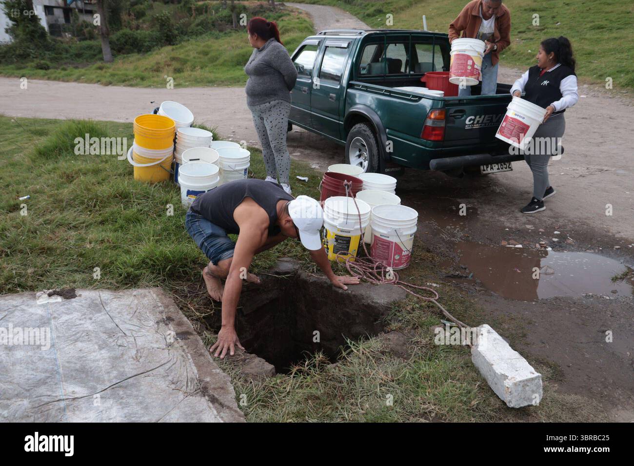 INCAPACITÉ D'APPROVISIONNEMENT EN EAU AU SUD DE QUITO 11 juillet 2025 habitants du quartier de San Martin, un des secteurs touchés dans le sud de Quito par la pénurie de liquide vital après que les conduites ont été touchées par une inondation dans le secteur de la mica QUITO PICHINCHA QUITO soi DESABASTECIMIENTODEAGUASURDEQUITO 3a6fa2a1c82777563e4ce530736e9eab Copyright : xLAPOx Banque D'Images