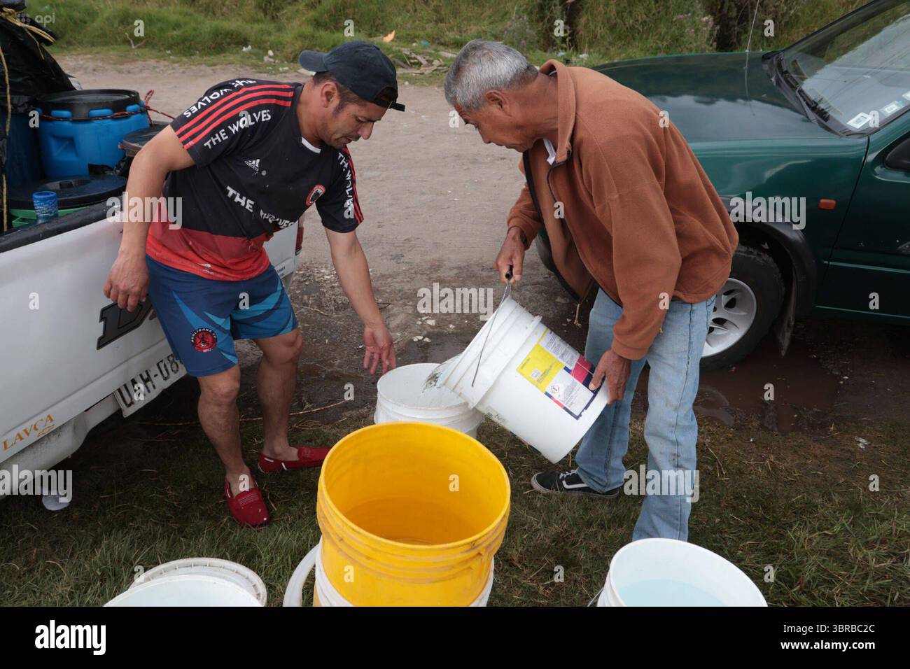 INCAPACITÉ D'APPROVISIONNEMENT EN EAU AU SUD DE QUITO 11 juillet 2025 habitants du quartier de San Martin, un des secteurs touchés dans le sud de Quito par la pénurie de liquide vital après que les conduites ont été touchées par les inondations dans le secteur de la mica QUITO PICHINCHA QUITO soi DESABASTECIMIENTODEAGUASURDEQUITO 81f212b647cd95a1855bb8ad62602a9f Copyright : xHENRYxLAPOx Banque D'Images