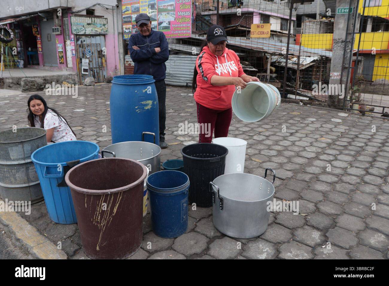 INCAPACITÉ D'APPROVISIONNEMENT EN EAU AU SUD DE QUITO 11 juillet 2025 habitants du quartier de San Martin, l'un des secteurs touchés dans le sud de Quito par la pénurie de liquide vital après que les conduites ont été touchées par les inondations dans la région de la mica QUITO PICHINCHA QUITO soi DESABASTECIMIENTODEAGUASURDEQUITO 91c32ccf33604914d2cae20328ade5d7 Copyright : xHENRYxLAPOx Banque D'Images