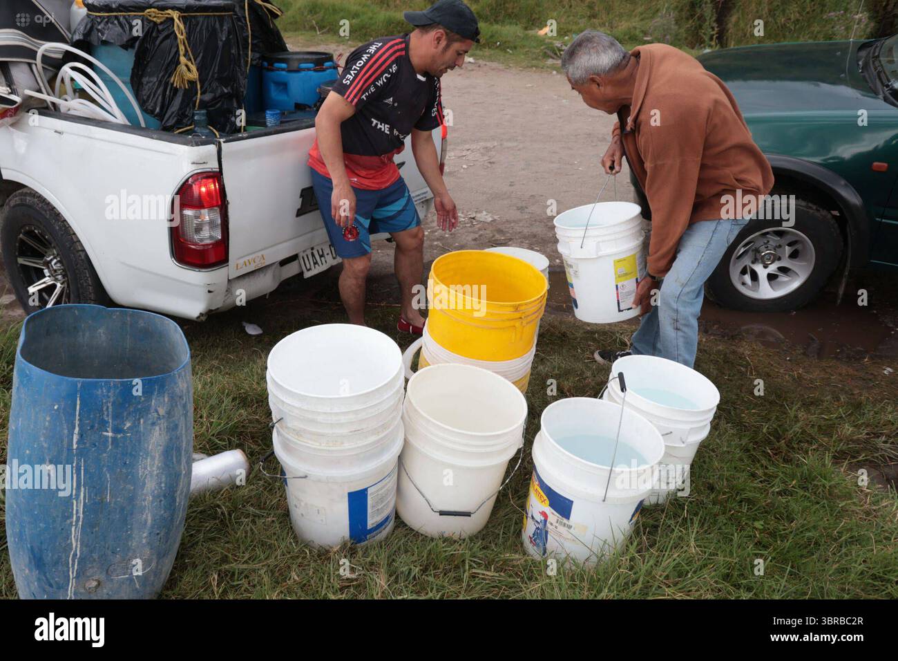 INCAPACITÉ D'APPROVISIONNEMENT EN EAU AU SUD DE QUITO 11 juillet 2025 habitants du quartier de San Martin, un des secteurs touchés dans le sud de Quito par la pénurie de liquide vital après que les canalisations ont été touchées par les inondations dans le secteur de la mica QUITO PICHINCHA QUITO soi DESABASTECIMIENTODEAGUASURDEQUITO 479365ac95030b2e3e3f0067a126b95c Copyright : xHENRYxLAPOx Banque D'Images