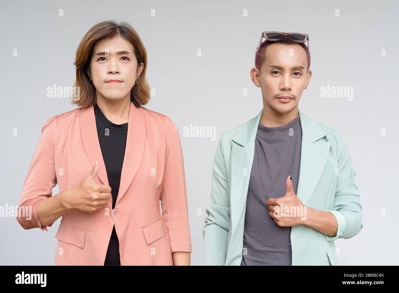 Des collègues asiatiques transgenres et non binaires sur fond clair Banque D'Images