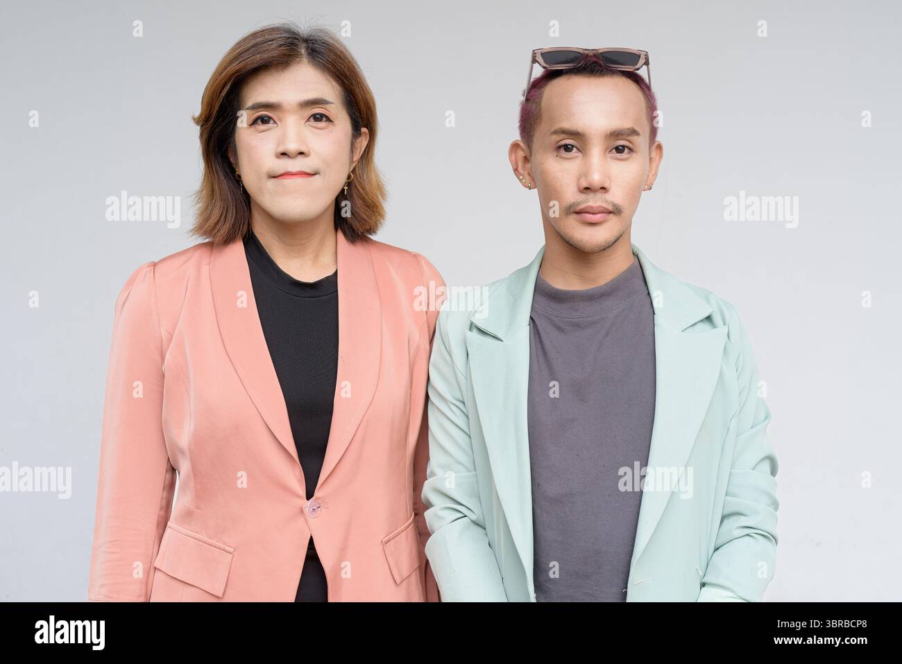 Des collègues asiatiques transgenres et non binaires sur fond clair Banque D'Images