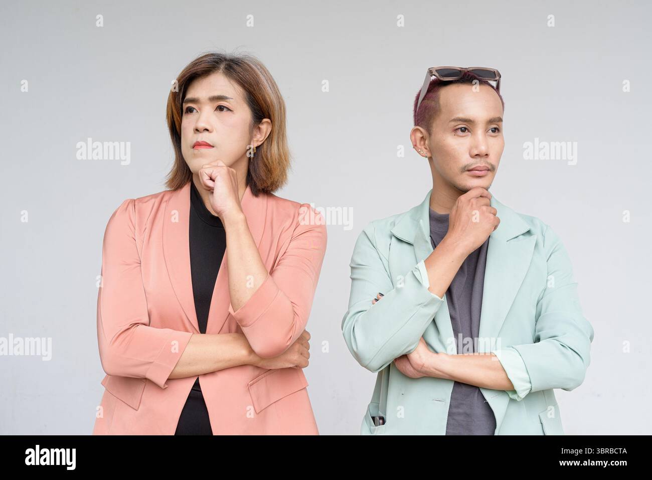 Des collègues asiatiques transgenres et non binaires sur fond clair Banque D'Images