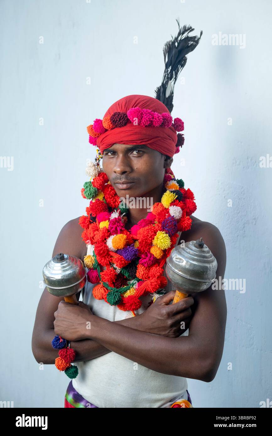 Les danseurs et musiciens de corne de cerf membres de la tribu Maria Gond posent pour des portraits au village de Pala, Chhattisgarh, Inde, Asie Banque D'Images