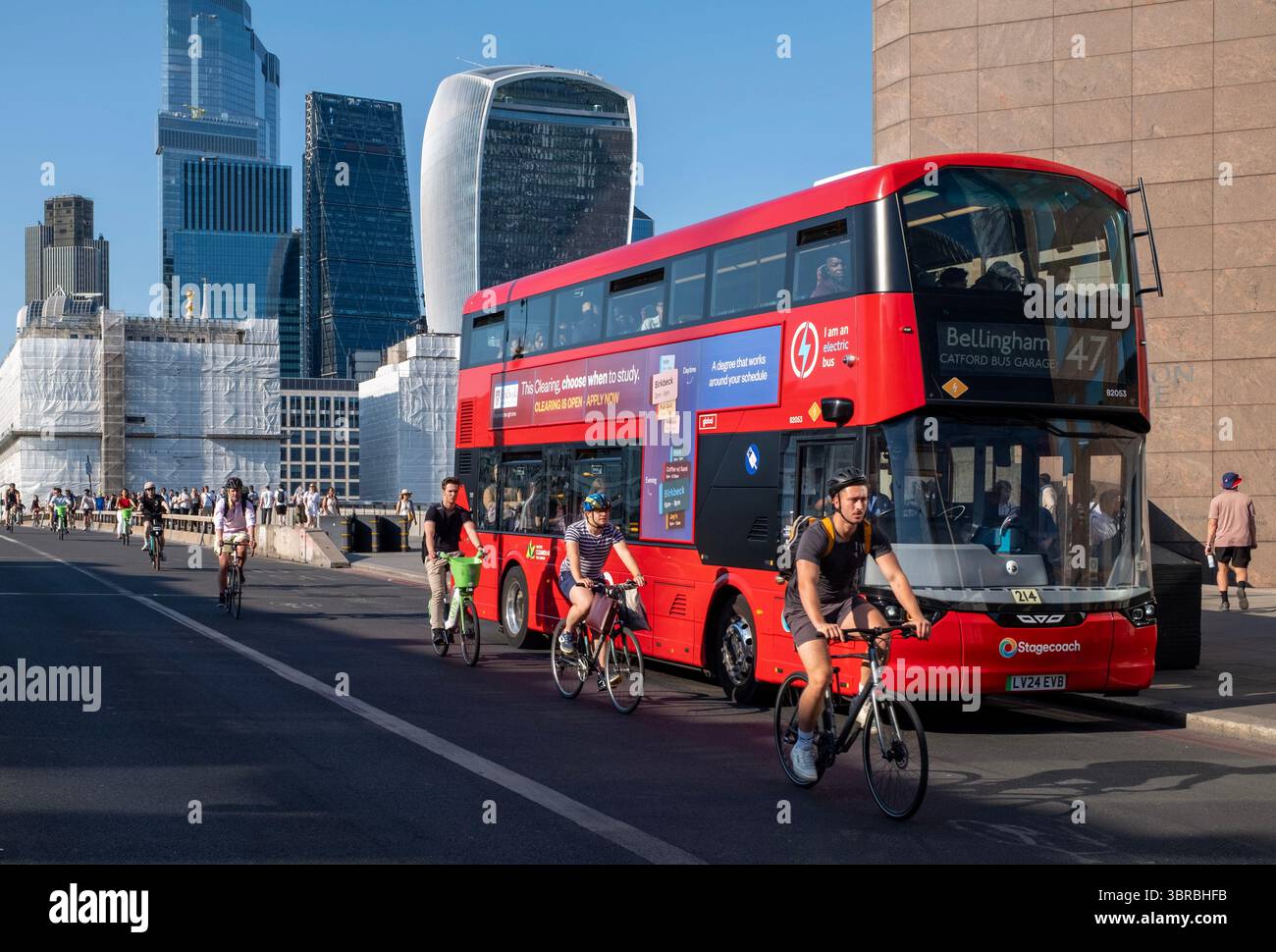 Les navetteurs se rendent à leur travail à vélo sur le London Bridge à Londres Banque D'Images