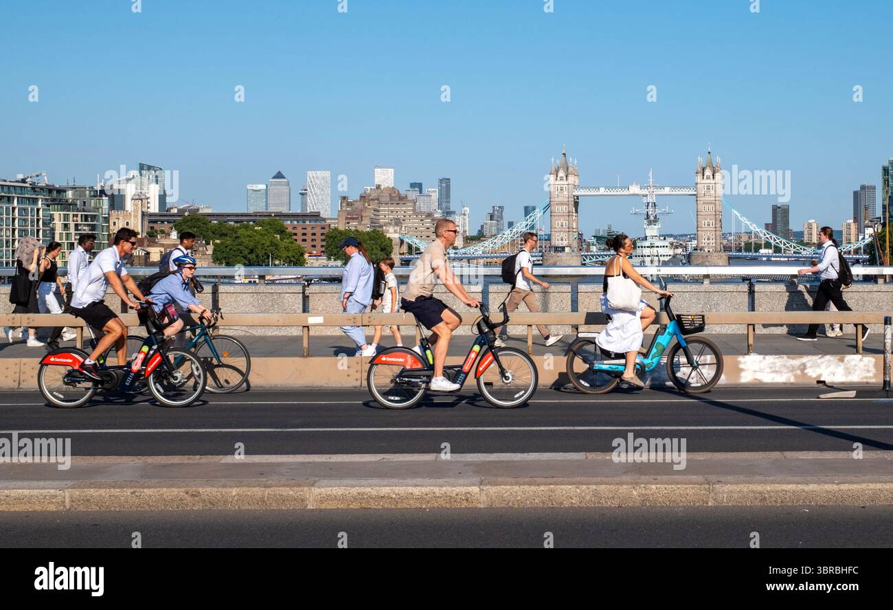 Les navetteurs se rendent à leur travail à vélo sur le London Bridge à Londres Banque D'Images