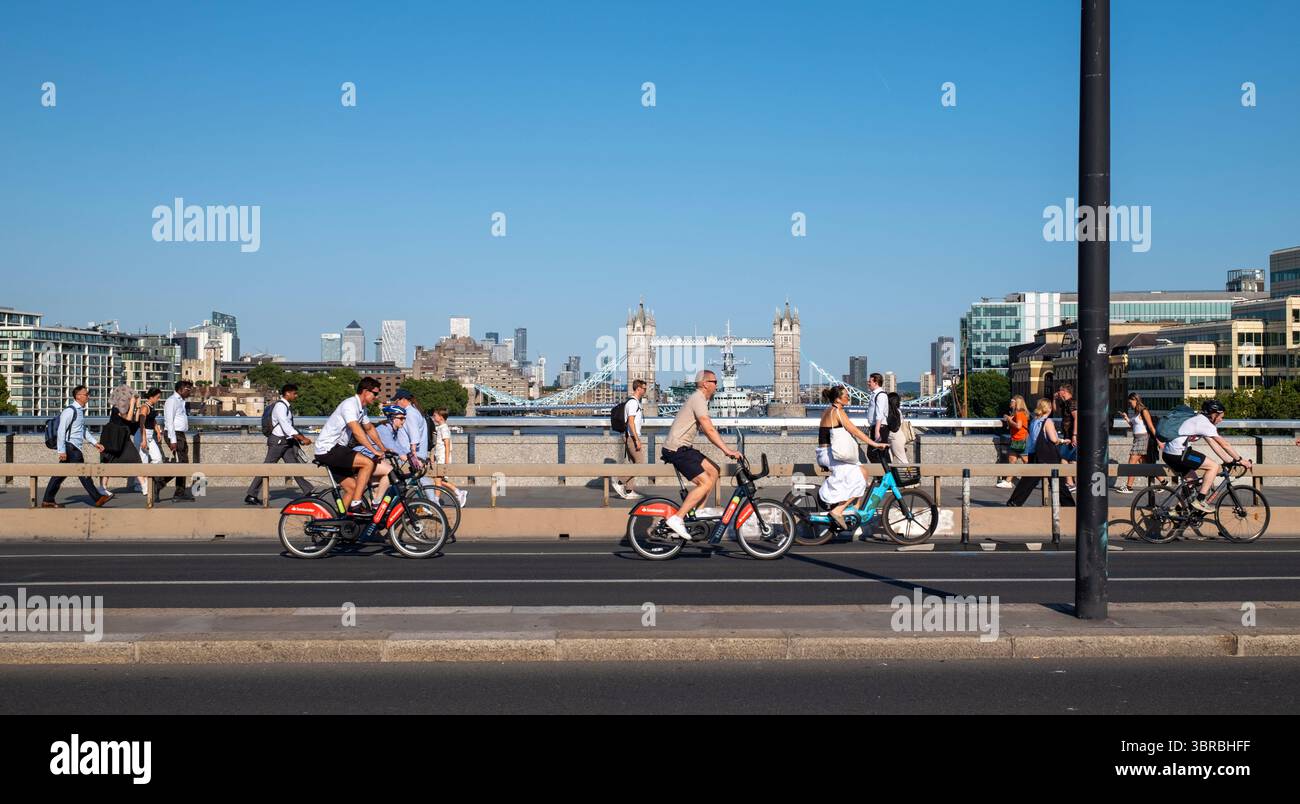 Les navetteurs se rendent à leur travail à vélo sur le London Bridge à Londres Banque D'Images