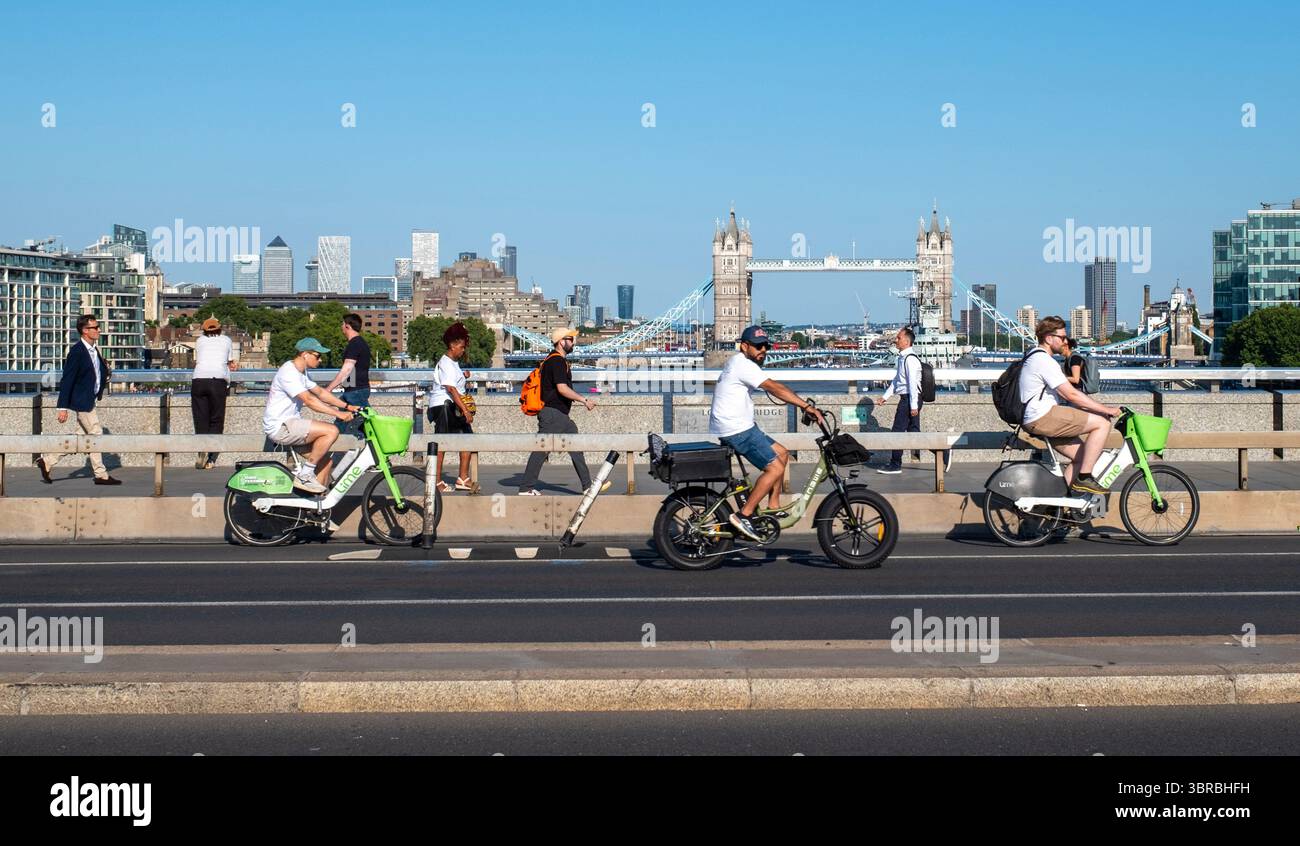 Les navetteurs se rendent à leur travail à vélo sur le London Bridge à Londres Banque D'Images