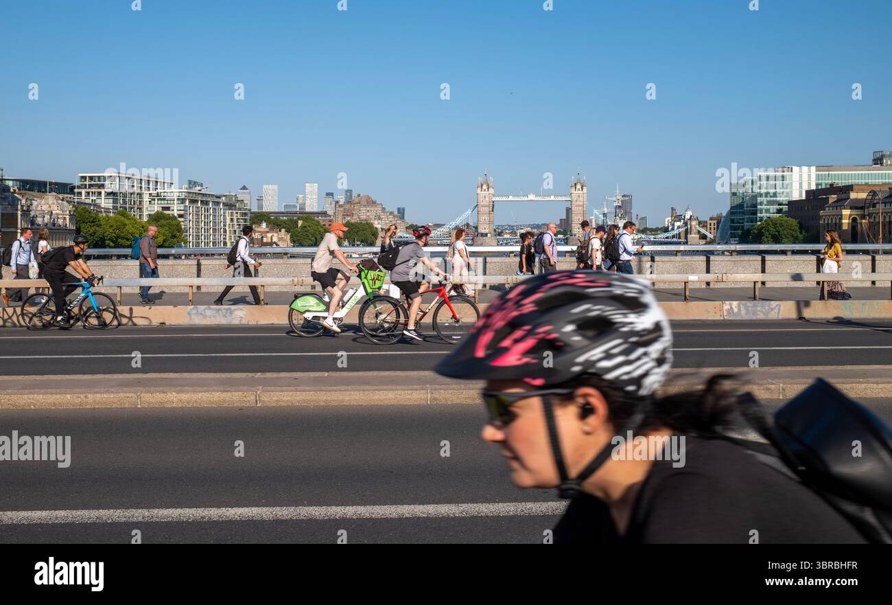 Les navetteurs se rendent à leur travail à vélo sur le London Bridge à Londres Banque D'Images