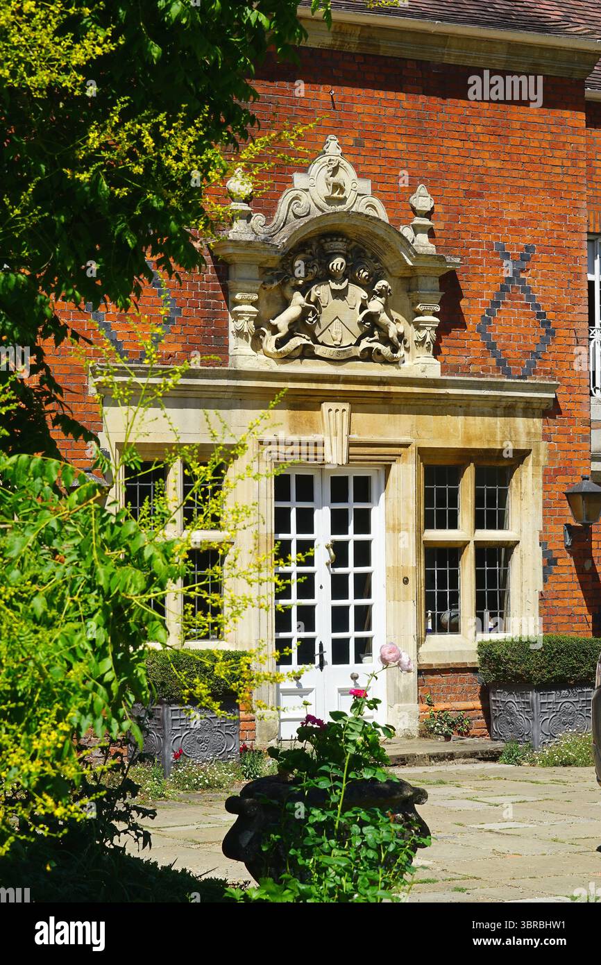 La porte de Warwick House aux jardins d'Easton Lodge Banque D'Images
