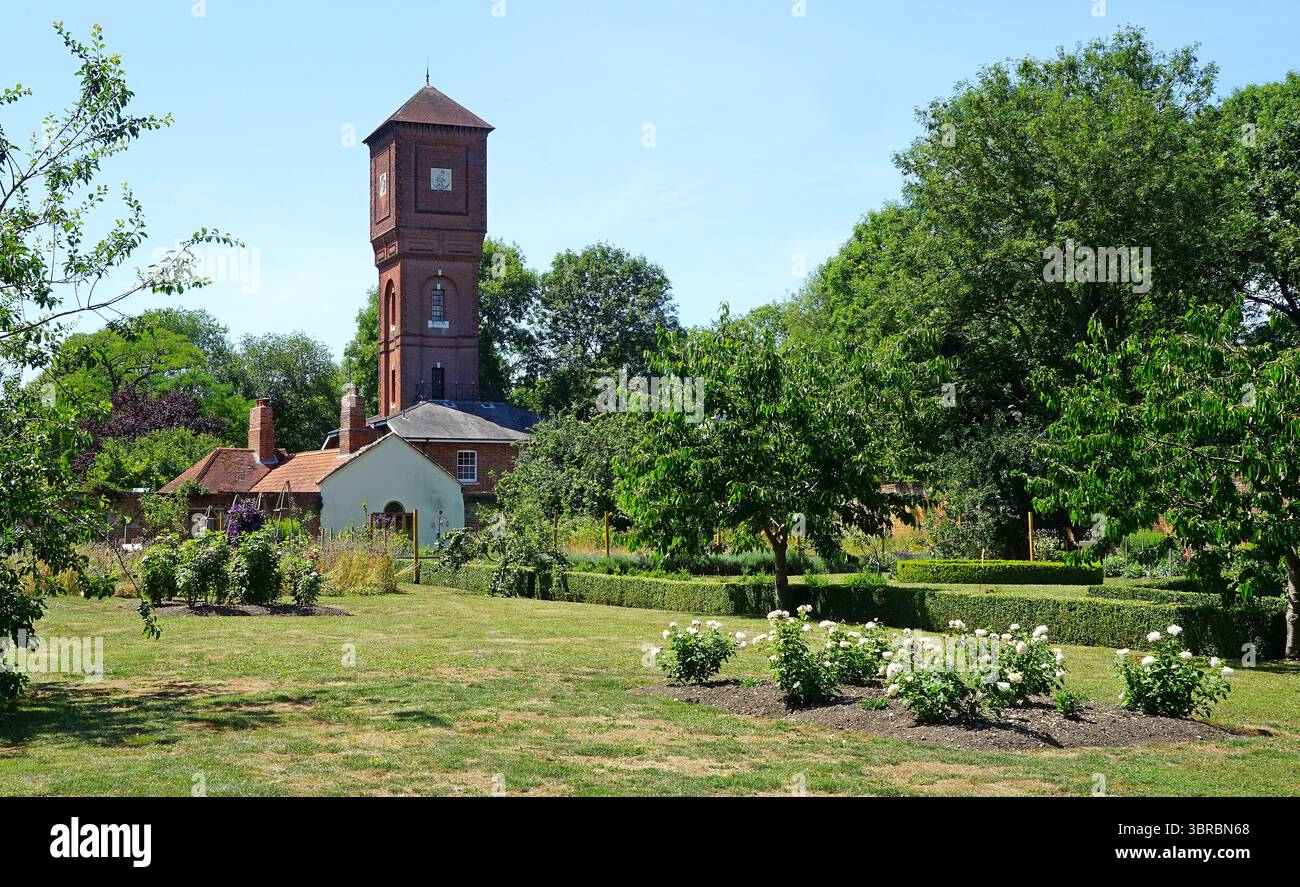 Une vue sur le jardin muré à The Gardens at Easton Lodge Banque D'Images