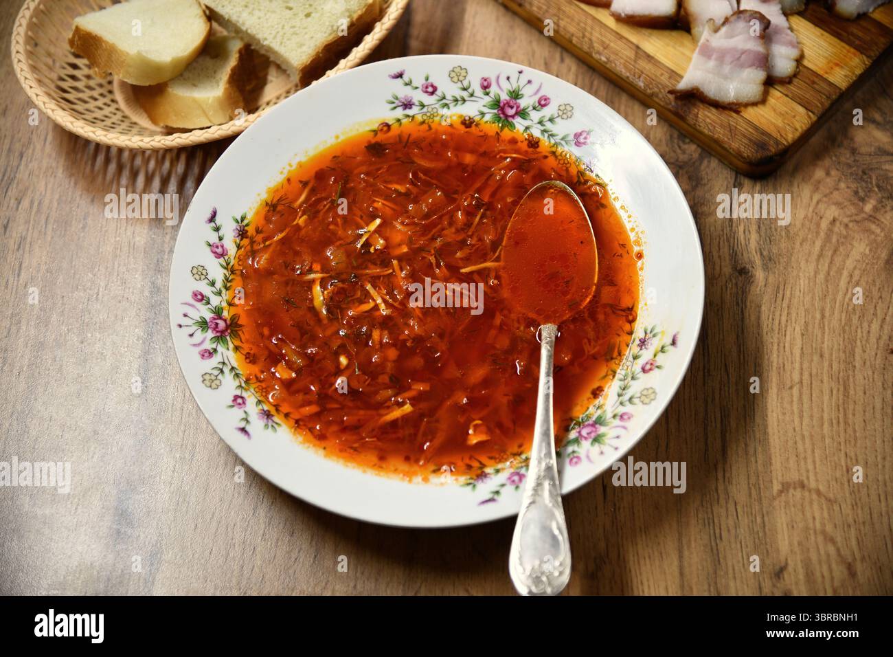 Soupe rouge borscht ukrainienne avec petits pains à l'ail sur la table. horizontal Banque D'Images