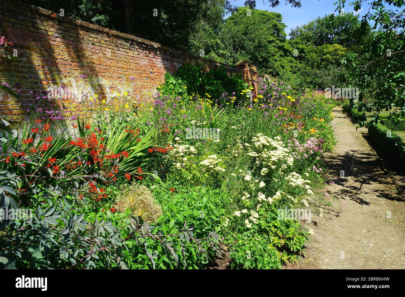 Bordure florale dans le jardin clos au Gardens o Easton Lodge Banque D'Images