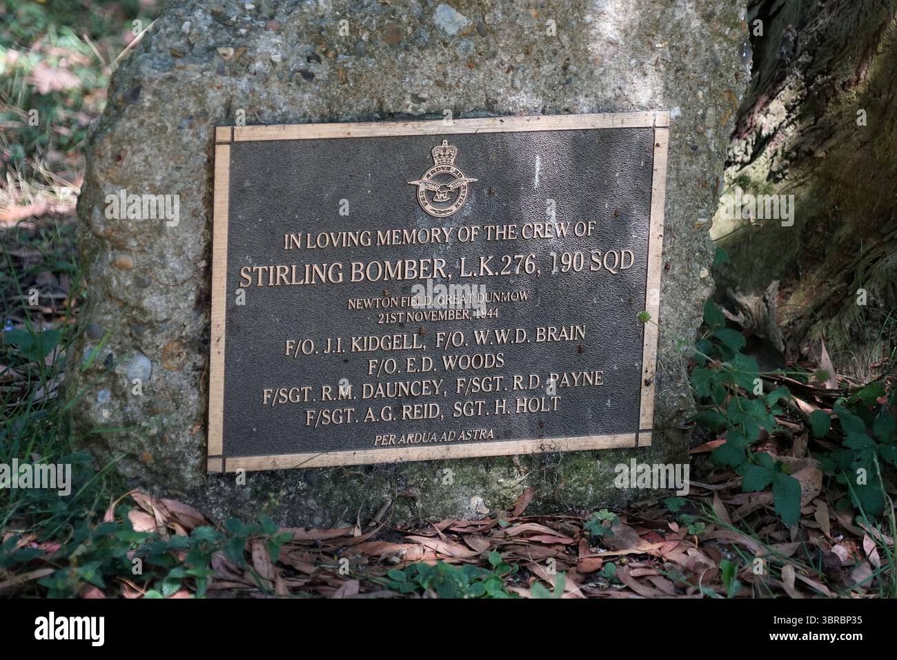 Plaque commémorative à l'équipage perdu d'un bombardier Stirling de l'ancien aérodrome adjacent de la seconde Guerre mondiale. Banque D'Images