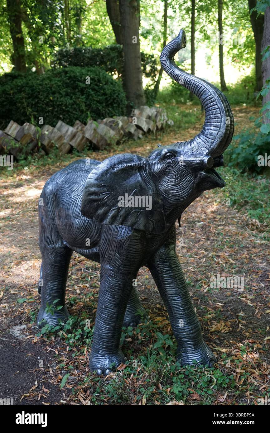 Statue du bébé éléphant de compagnie de la comtesse de Warwick, Kim aux jardins d'Easton Lodge Banque D'Images