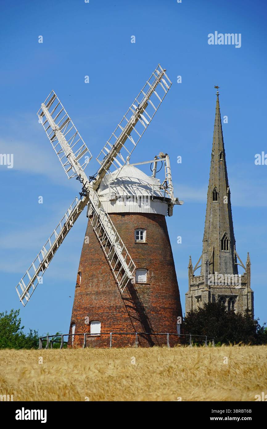 Le moulin à vent et Church Spire à Thaxted Banque D'Images