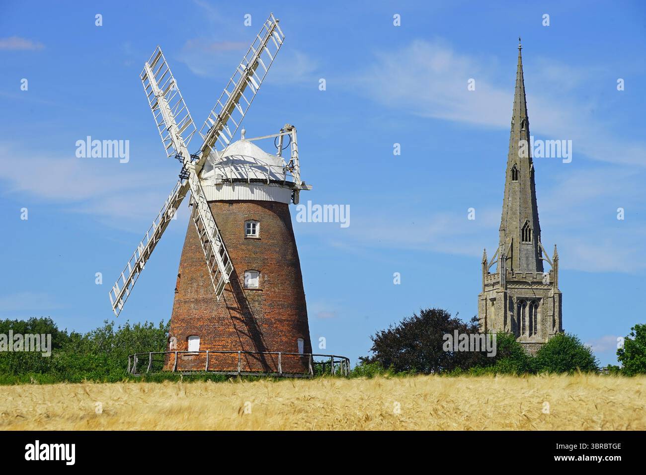 Le moulin à vent et Church Spire à Thaxted Banque D'Images