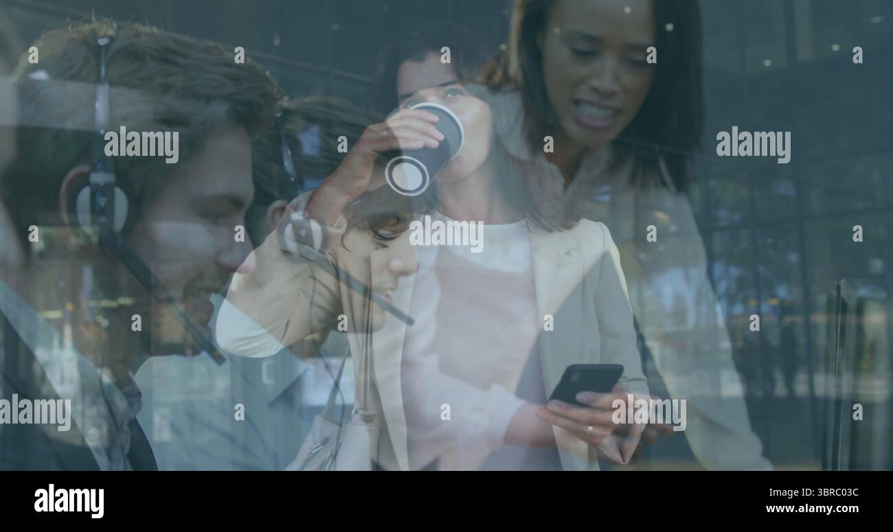 Agent d'appel penchant portant casque et chemise au bureau de l'entreprise, moniteur, tasse à café, espace de copie Banque D'Images