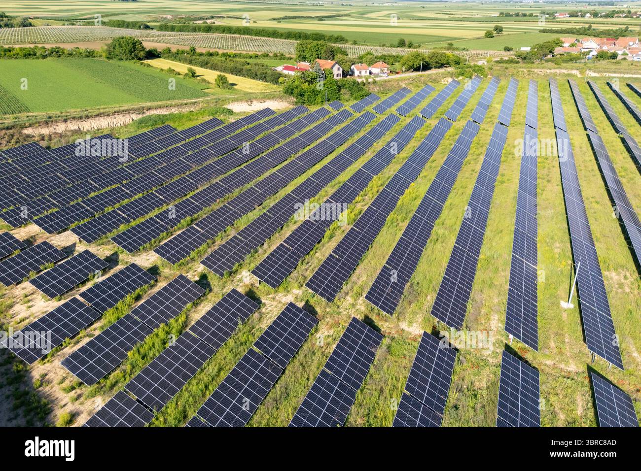 Vue aérienne du village à côté de la centrale solaire Banque D'Images