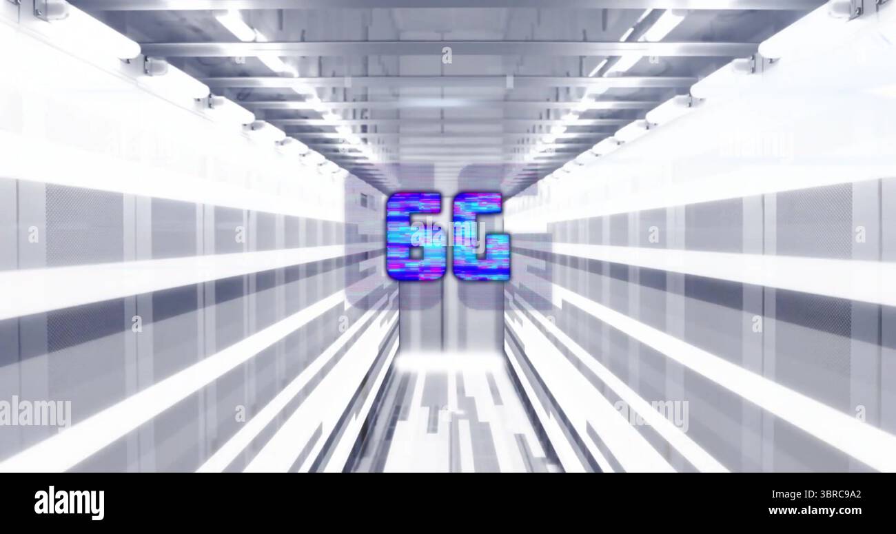 Texte « 5G » flottant à effet glitch se déplaçant à travers le tunnel de données, avec panneaux métalliques et bandes LED Banque D'Images