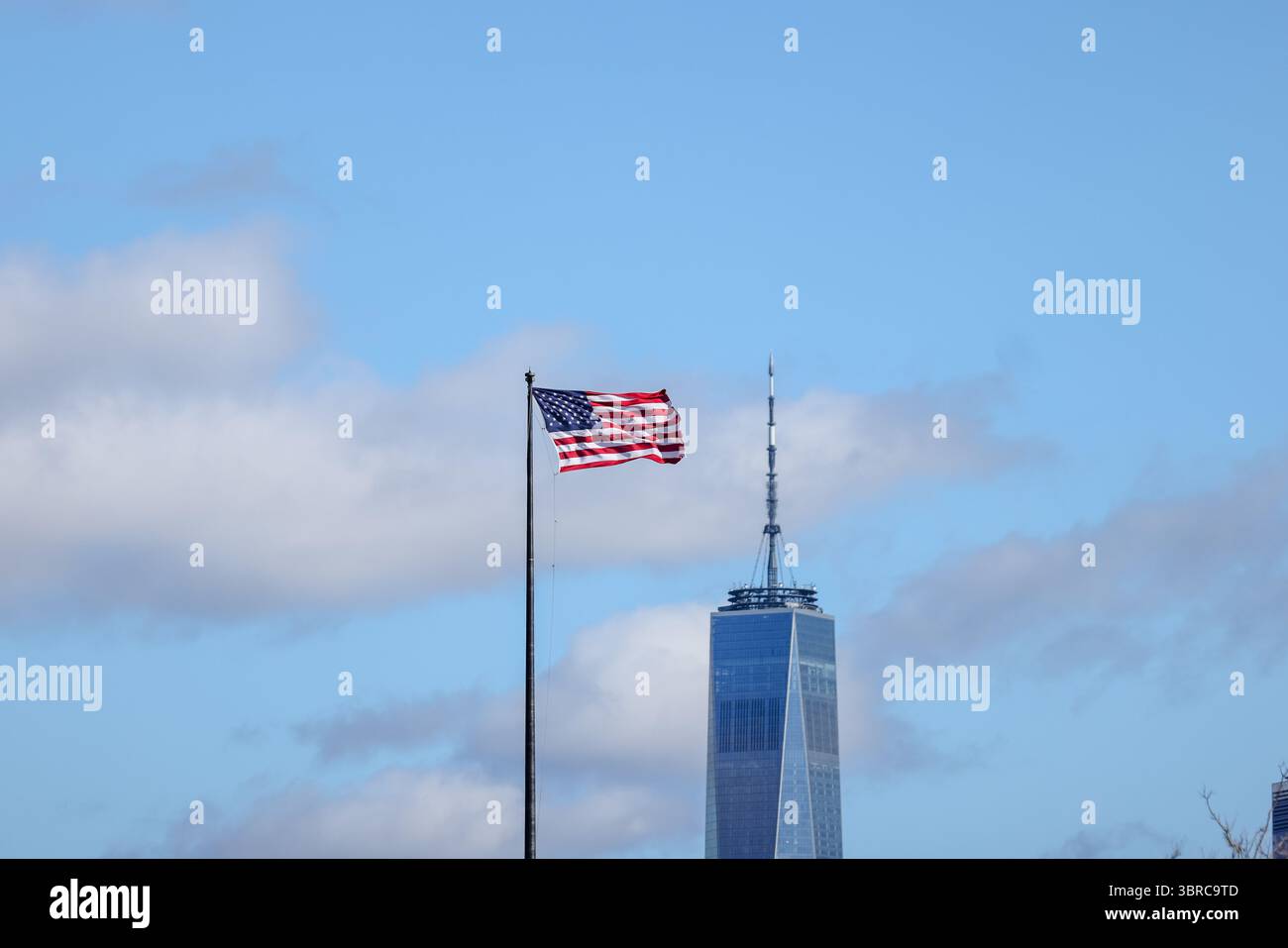Le drapeau des États-Unis avec la Freedom Tower en arrière-plan à New York Banque D'Images